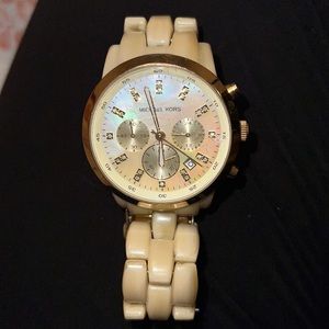 Ladies Michael Kors Jet Set Beige Gold Tone MOP Dial Analog Watch MK5217 H7